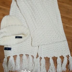 Gap of white wool scarf and hat